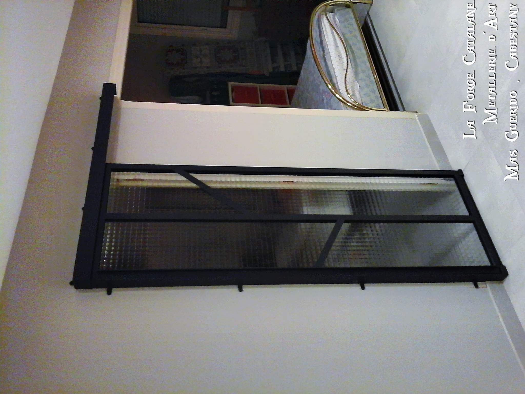 porte verriere en fer coulissante suspendue vitre opalescente  forge catalane 1.jpg